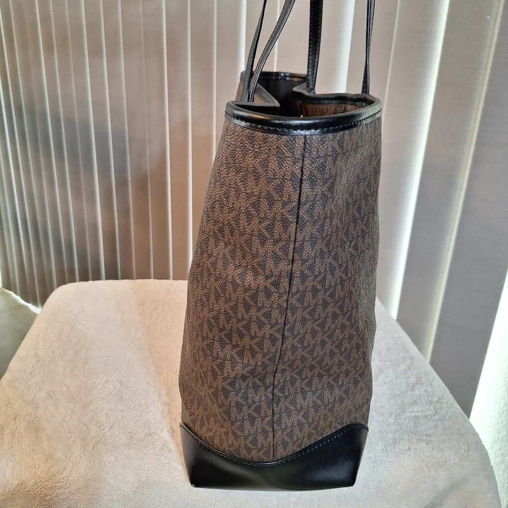 CLEAN Michel Kors Eva Large Tote - Picture 5 of 15